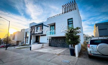 Casa en Venta en Parques Vallarta | 4 Recámaras, Roof Garden y Paneles Solares