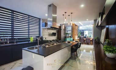 Casa en Venta en El Palomar de lujo con Alberca
