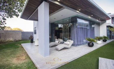 Casa en Venta en El Palomar de lujo con Alberca