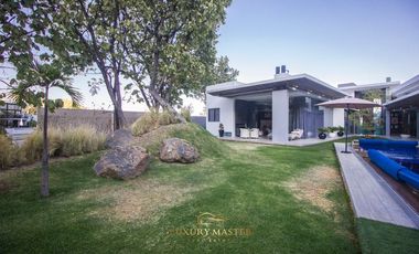 Casa en Venta en El Palomar de lujo con Alberca