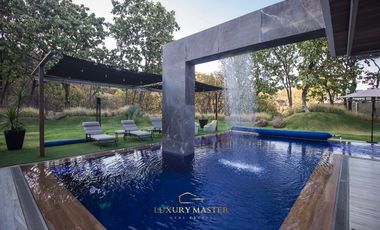 Casa en Venta en El Palomar de lujo con Alberca