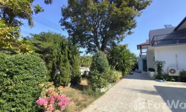 Spacious Luxury Home with Private Pool and Mountain View