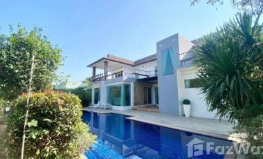 Spacious Luxury Home with Private Pool and Mountain View