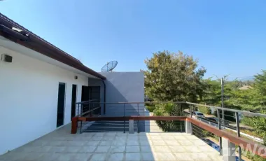 Spacious Luxury Home with Private Pool and Mountain View