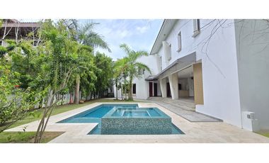 Espectacular Casa con piscina en Balmoral - Costa del Este