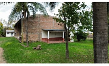 Vendo Lote de 1 Ha Con Casas y Galpón en San Justo, Entre Ríos.