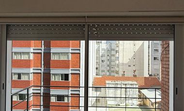 2 ambientes a la calle con balcón en el Centro