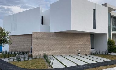 EN RENTA CASA NUEVA EN COTO RESERVA SAN NICOLAS AL PONIENTE DE AGUASCALIENTES