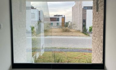 EN RENTA CASA NUEVA EN COTO RESERVA SAN NICOLAS AL PONIENTE DE AGUASCALIENTES