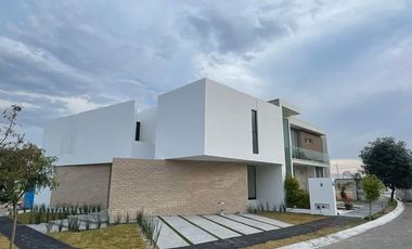 EN RENTA CASA NUEVA EN COTO RESERVA SAN NICOLAS AL PONIENTE DE AGUASCALIENTES