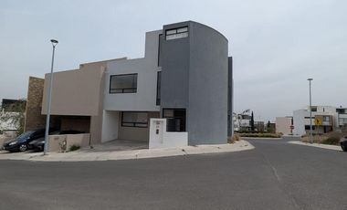 Casa en Venta Y Renta Zibata, Recámara P/B, Roof Garden, Cuarto de Servicio