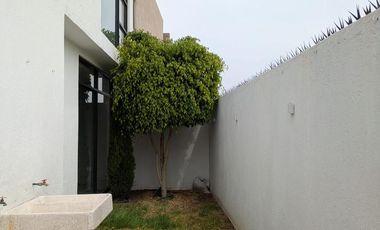 Casa en Venta Y Renta Zibata, Recámara P/B, Roof Garden, Cuarto de Servicio