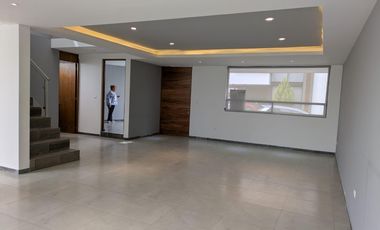 Casa en Venta Y Renta Zibata, Recámara P/B, Roof Garden, Cuarto de Servicio