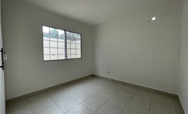 Se alquila casa en Montelimar
