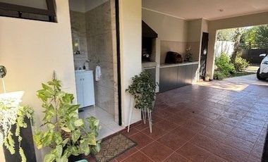 Casa en venta de 2 dormitorios c/ cochera en Villa Elisa