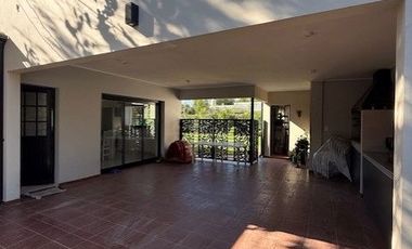 Casa en venta de 2 dormitorios c/ cochera en Villa Elisa