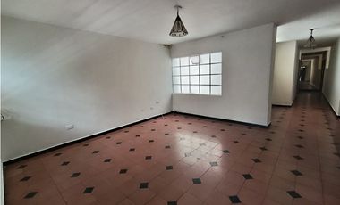 SE ARRIENDA CASA, EN ENVIGADO BARRIO MESA