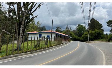 CASA COMERCIAL BORDE DE VIA RETIRO