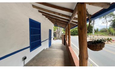 CASA COMERCIAL BORDE DE VIA RETIRO