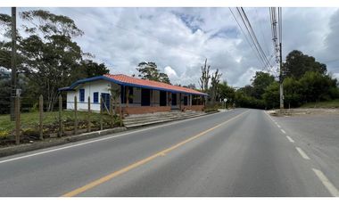 CASA COMERCIAL BORDE DE VIA RETIRO