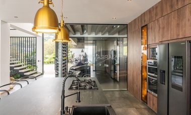 Venta de Casa Campestre Moderna con vista a Medellín