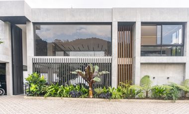 Venta de Casa Campestre Moderna con vista a Medellín