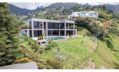 Venta de Casa Campestre Moderna con vista a Medellín