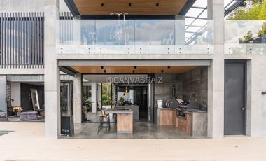 Venta de Casa Campestre Moderna con vista a Medellín