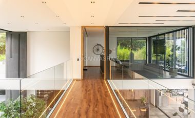 Venta de Casa Campestre Moderna con vista a Medellín