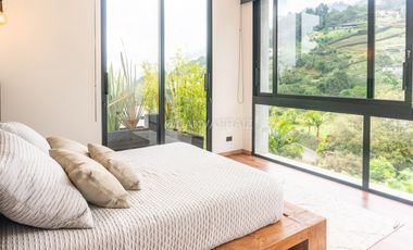 Venta de Casa Campestre Moderna con vista a Medellín