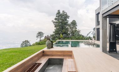 Venta de Casa Campestre Moderna con vista a Medellín