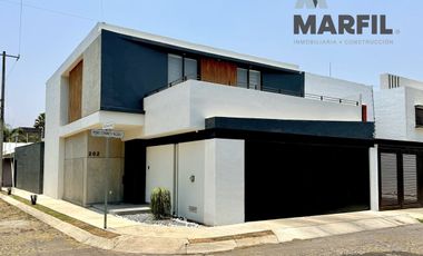 Hermosa Casa en Venta con Alberca Residencial Esmeralda en Colima de 4 Recámaras