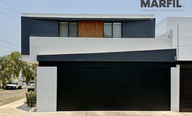 Hermosa Casa en Venta con Alberca Residencial Esmeralda en Colima de 4 Recámaras