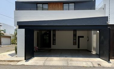Hermosa Casa en Venta con Alberca Residencial Esmeralda en Colima de 4 Recámaras