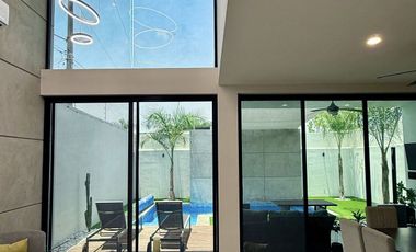 Hermosa Casa en Venta con Alberca Residencial Esmeralda en Colima de 4 Recámaras