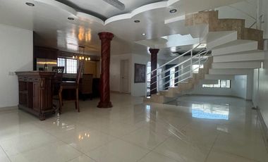 CASA EN VENTA EN JARDINES DE LA MESA