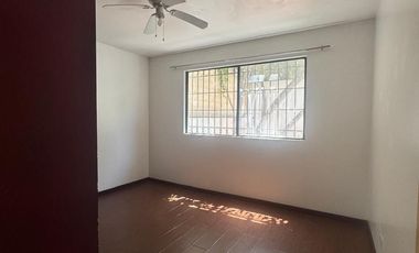 CASA EN VENTA EN JARDINES DE LA MESA