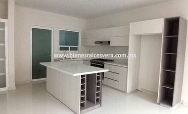 CASA EN RENTA EN SAN JUAN DEL RÍO EN CLAUSTROS DEL RÍO.  Diana