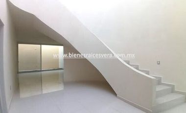CASA EN RENTA EN SAN JUAN DEL RÍO EN CLAUSTROS DEL RÍO.  Diana
