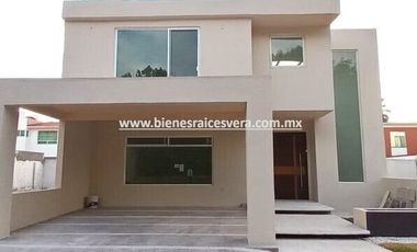 CASA EN RENTA EN SAN JUAN DEL RÍO EN CLAUSTROS DEL RÍO.  Diana