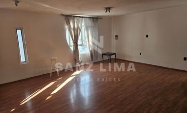Excelaris: Amplia casa en venta en fraccionamiento céntrico privado