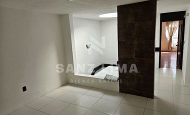 Excelaris: Amplia casa en venta en fraccionamiento céntrico privado