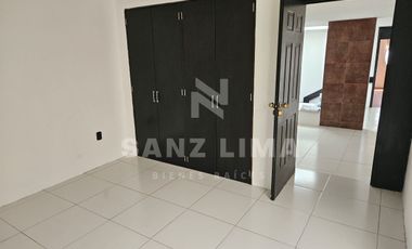 Excelaris: Amplia casa en venta en fraccionamiento céntrico privado
