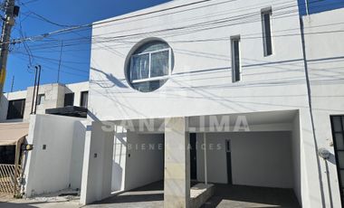 Excelaris: Amplia casa en venta en fraccionamiento céntrico privado
