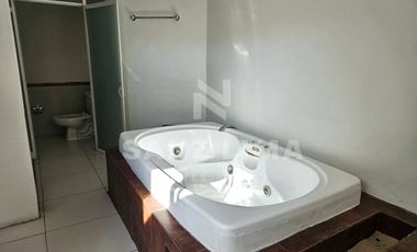 Excelaris: Amplia casa en venta en fraccionamiento céntrico privado