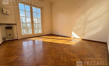 Departamento en  venta de 4 dormitorios. Todo externo. Edificio Tradicional. Doble entrada