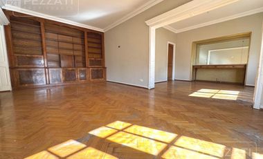 Departamento en  venta de 4 dormitorios. Todo externo. Edificio Tradicional. Doble entrada