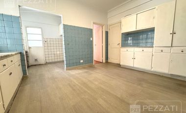 Departamento en  venta de 4 dormitorios. Todo externo. Edificio Tradicional. Doble entrada