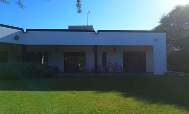 Se vende casa una planta, 3 dormitorios en Country Causana