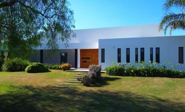 Se vende casa una planta, 3 dormitorios en Country Causana
